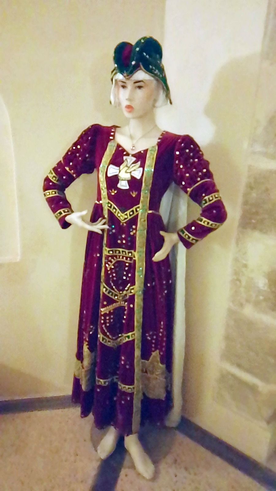 Manichino Giovane Donna Nobile Amaranto