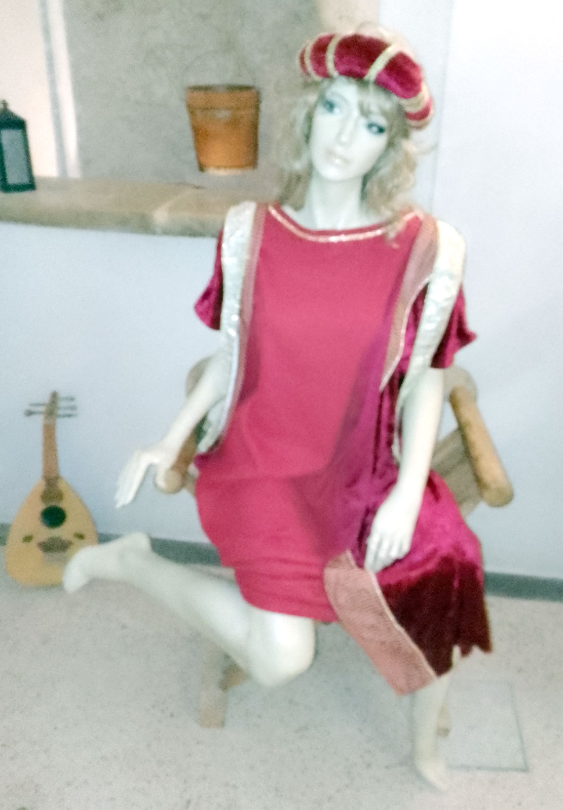 Manichino Ragazza Gamba piegata